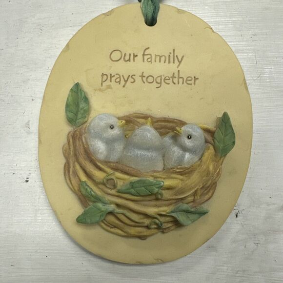 Vintage 2000 Mud Pie Plaque Sign Bird Nest OUR FAMILY PRAYS TOGETHER Religious - Picture 2 of 3